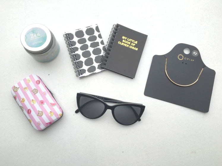 012 Primark bougie carnets kit manucure lunettes de soleil collier